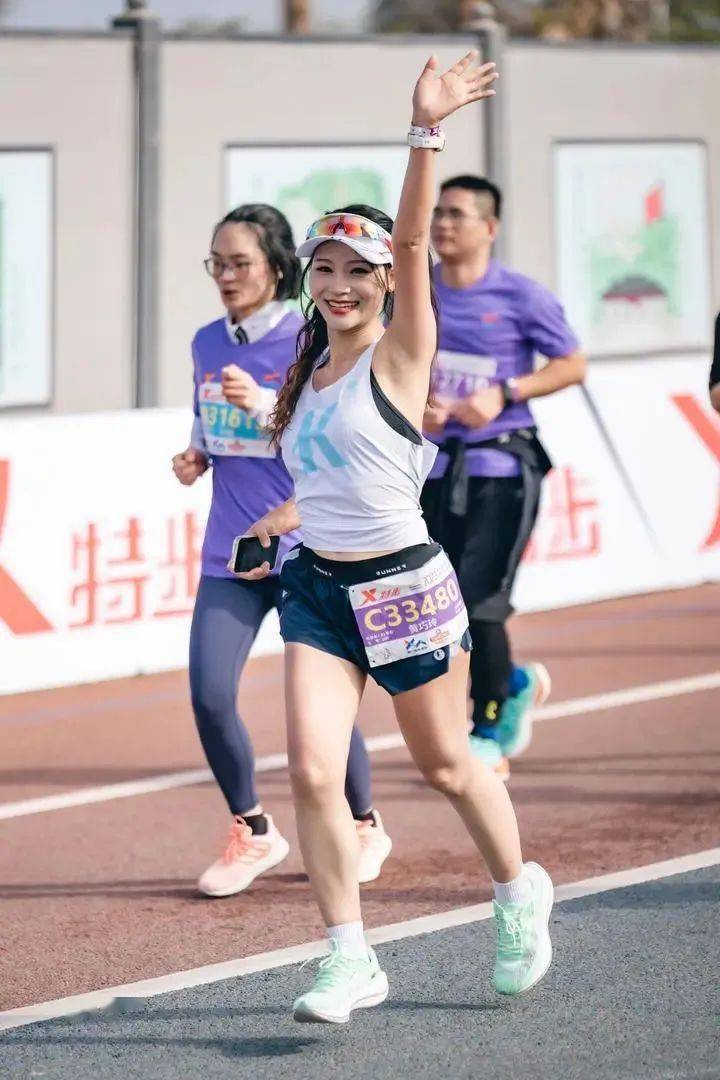 马拉松赛事中火箭战胜对手成功退赛