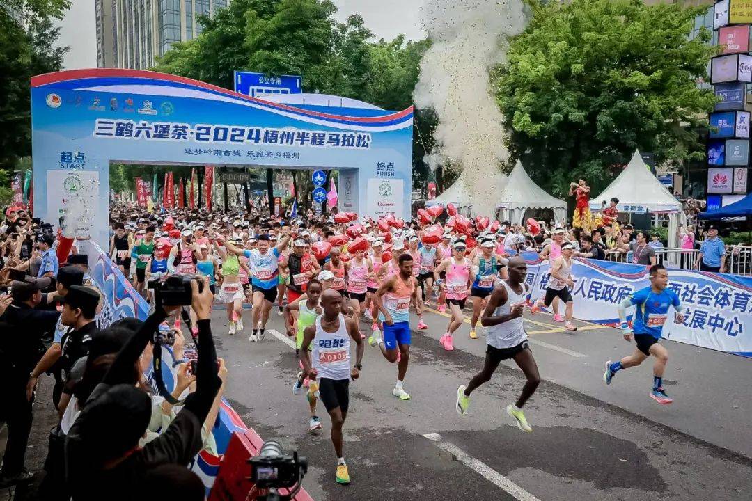 马拉松赛事中火箭战胜对手成功退赛