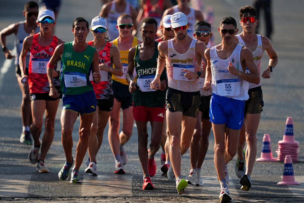 厄瓜多尔选手在田径比赛中获胜