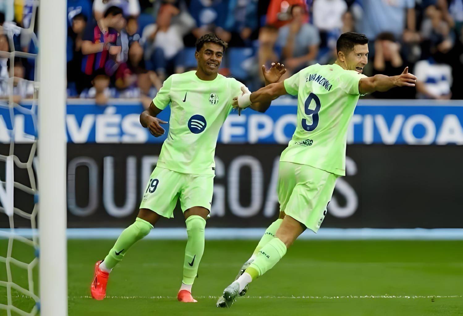 皇马绝杀伊斯坦布尔巴萨，锁定世界足球联赛八强席位的简单介绍