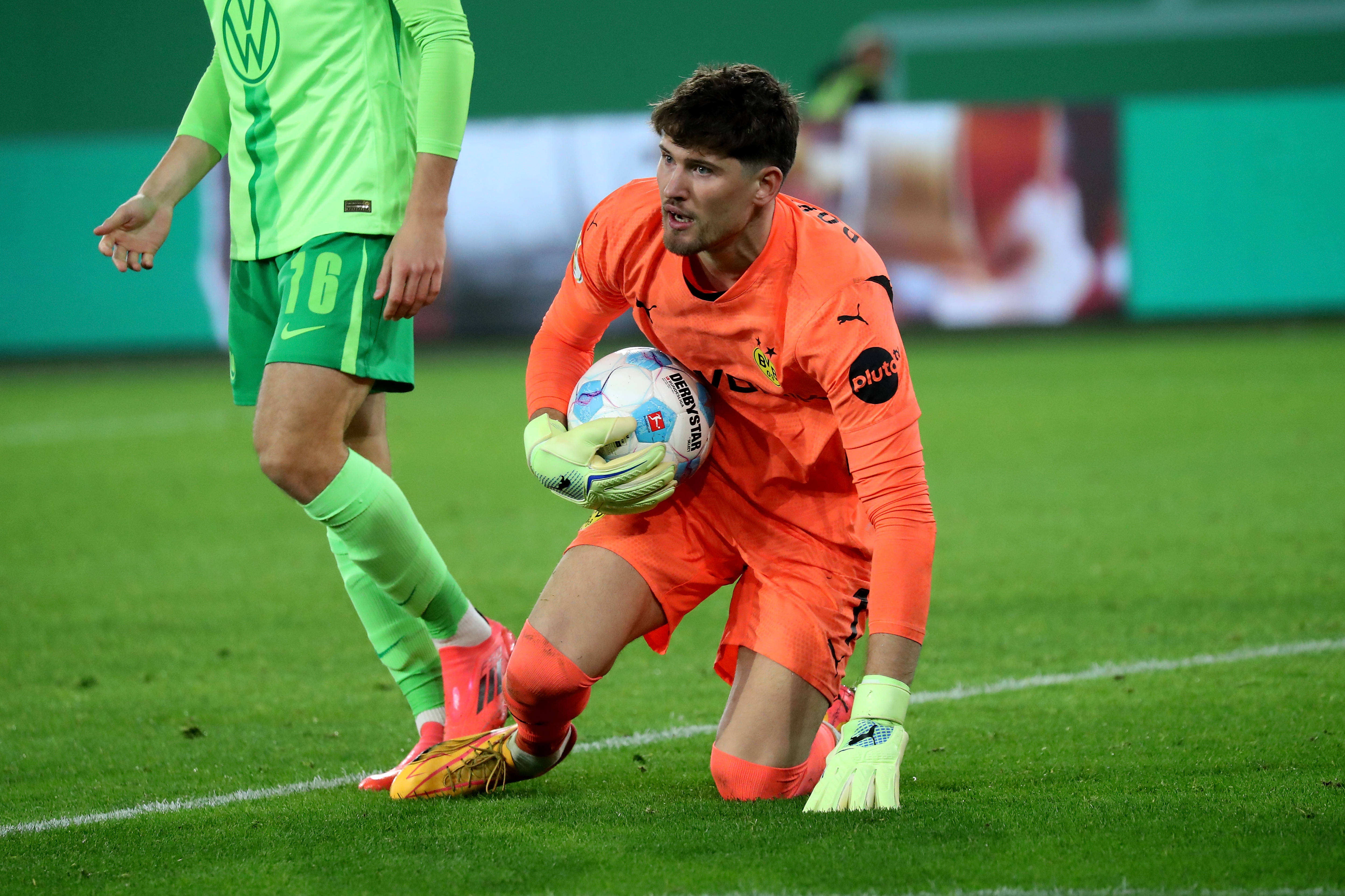 阿贾克斯门将神勇扑救，帮助球队获胜