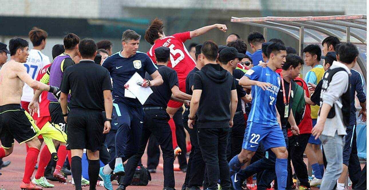 国内激烈足球比拼,场面火爆紧张 国内激烈足球比拼,场面火爆紧张