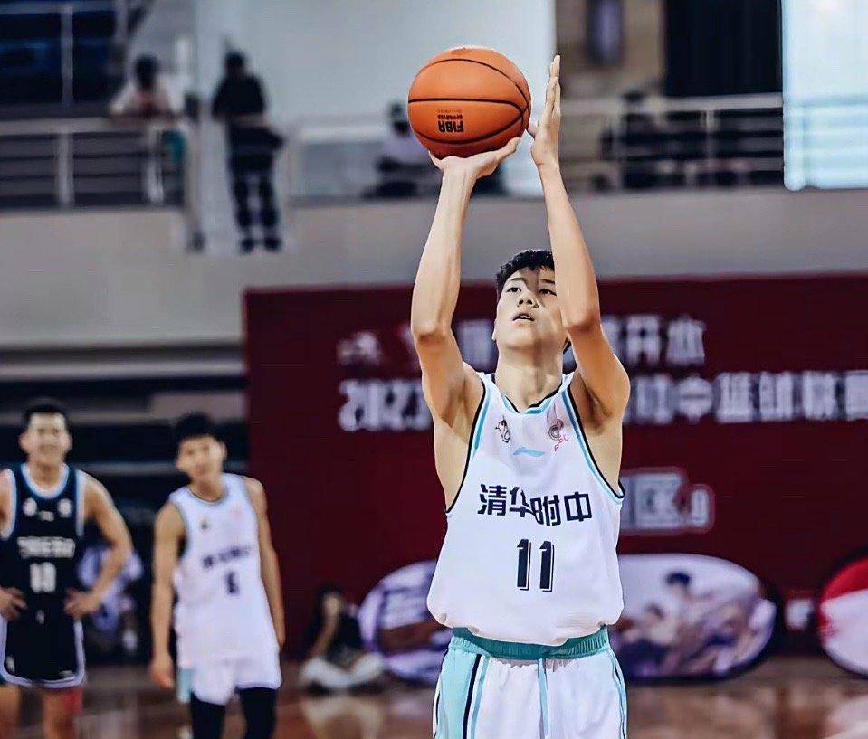 新星崭露头角,职业篮球联赛掀起一股新浪潮 新星崭露头角,职业篮球联赛掀起一股新浪潮